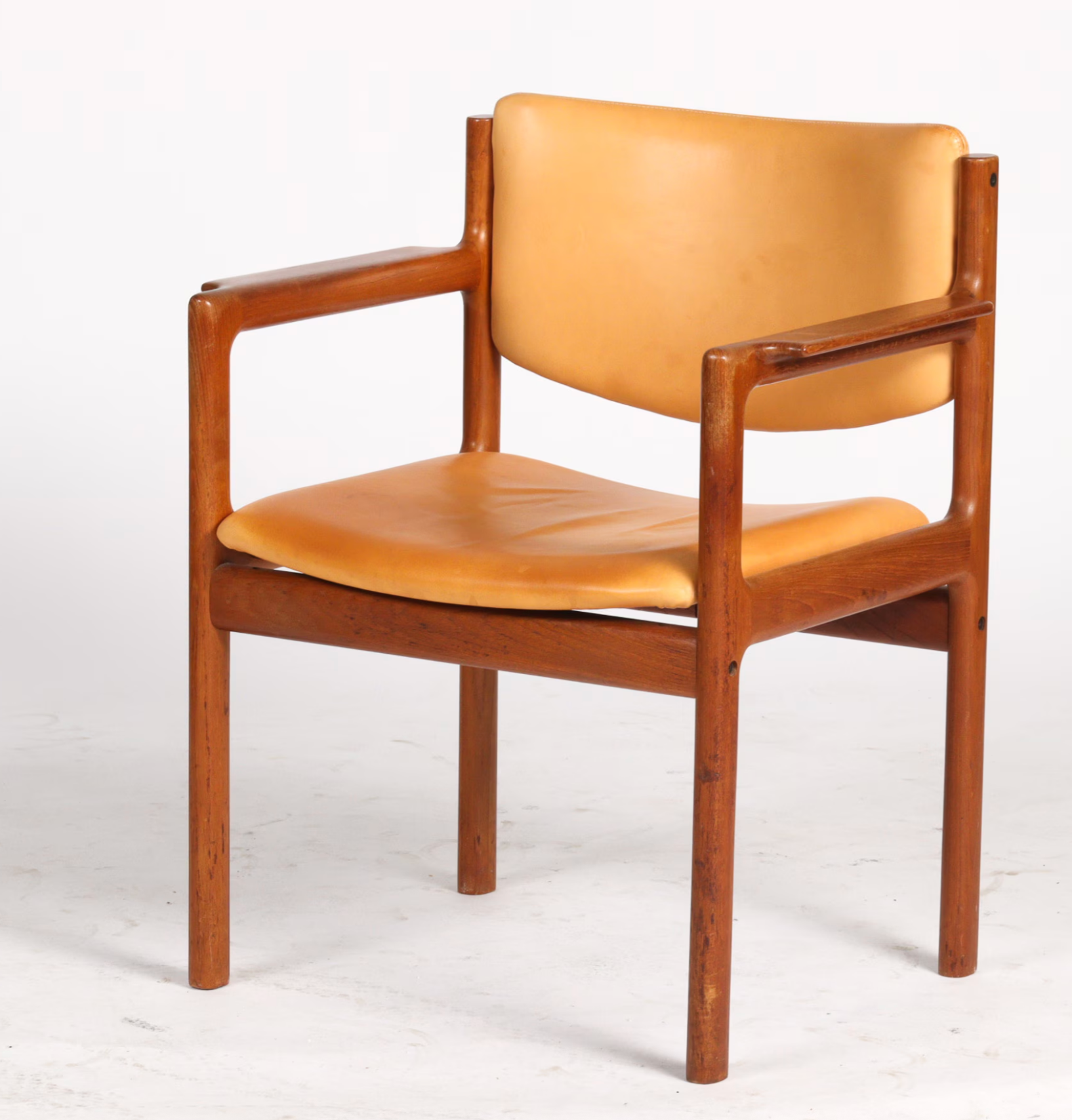 Solid teak chair with vegetable-tanned leather